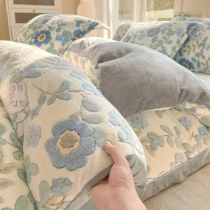 Autumn and Winter Snowflake Velvet Duvet Cover - Thick Flannel Cartoon Printed Quilt Cover for Soft Cozy Warm Plush Bedding